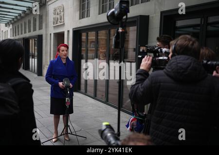 Verkehrsministerin Louise Haigh sprach vor den Medien im BBC Broadcasting House in London, bevor sie am Sonntag mit Laura Kuenssberg in der Sendung BBC One zu aktuellen Angelegenheiten auftrat. Bilddatum: Sonntag, 17. November 2024. Stockfoto