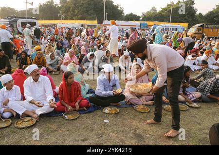 Gurunanak Geburtstags-Anniversary-Gläubige ruhen sich beim Essen aus, anlässlich des Geburtstages von Guru Nanak Dev, dem Gründer des Sikhismus. Am 15. November 2024 in Kalkutta, Indien. Kolkata Westbengalen Indien Copyright: XDipaxChakrabortyx Stockfoto