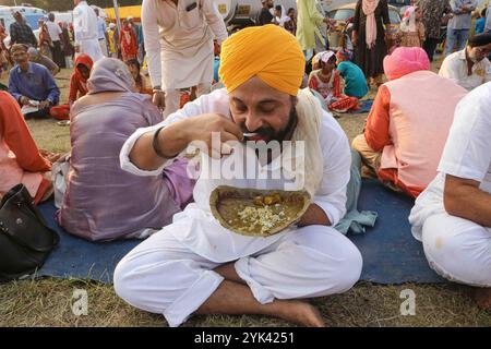 Gurunanak Geburtstag Jahrestag Ein geweihter Mann, der anlässlich des Geburtstages von Guru Nanak Dev, dem Gründer des Sikhismus, isst. Am 15. November 2024 in Kalkutta, Indien. Kolkata Westbengalen Indien Copyright: XDipaxChakrabortyx Stockfoto