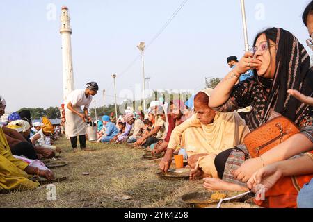 Gurunanak Geburtstags-Anniversary-Gläubige ruhen sich beim Essen aus, anlässlich des Geburtstages von Guru Nanak Dev, dem Gründer des Sikhismus. Am 15. November 2024 in Kalkutta, Indien. Kolkata Westbengalen Indien Copyright: XDipaxChakrabortyx Stockfoto