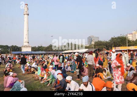 Gurunanak Geburtstags-Anniversary-Gläubige ruhen sich beim Essen aus, anlässlich des Geburtstages von Guru Nanak Dev, dem Gründer des Sikhismus. Am 15. November 2024 in Kalkutta, Indien. Kolkata Westbengalen Indien Copyright: XDipaxChakrabortyx Stockfoto