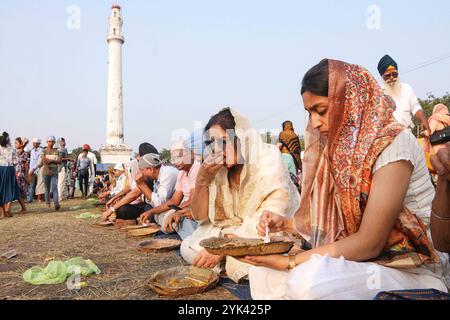 Gurunanak Geburtstags-Anniversary-Gläubige ruhen sich beim Essen aus, anlässlich des Geburtstages von Guru Nanak Dev, dem Gründer des Sikhismus. Am 15. November 2024 in Kalkutta, Indien. Kolkata Westbengalen Indien Copyright: XDipaxChakrabortyx Stockfoto