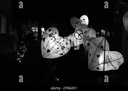 Die Prozession „Burning the Uhren“ führt die Teilnehmer mit Papier- und Weidenlaternen von der New Road zum Madeira Drive in Brighton. Die Windlichterparade markiert die Wintersonnenwende und den kürzesten Tag des Jahres. Das diesjährige Thema „Burning the Uhren“ lautete „Remembrance“. Laternen wurden durch die Straßen von Brighton an die Küste getragen, wo sie auf einen Scheiterhaufen gestapelt und verbrannt wurden, um das Jahresende zu markieren Stockfoto