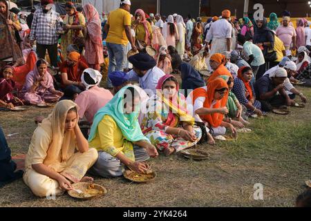 Gurunanak Geburtstags-Anniversary-Gläubige ruhen sich beim Essen aus, anlässlich des Geburtstages von Guru Nanak Dev, dem Gründer des Sikhismus. Am 15. November 2024 in Kalkutta, Indien. Kolkata Westbengalen Indien Copyright: XDipaxChakrabortyx Stockfoto
