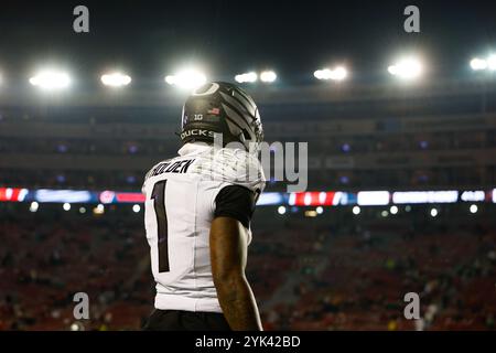 Madison, WI, USA. November 2024. Der Oregon Ducks Wide Receiver Traeshon Holden (1) wärmt sich vor dem NCAA Football Spiel zwischen den Oregon Ducks und den Wisconsin Badgers im Camp Randall Stadium in Madison, WI auf. Darren Lee/CSM/Alamy Live News Stockfoto