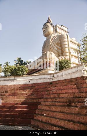 Buddha Statue im Wewurukannala Vihara Tempel in Dickwella, Sri Lanka. Der größte Buddha in Sri Lanka Stockfoto