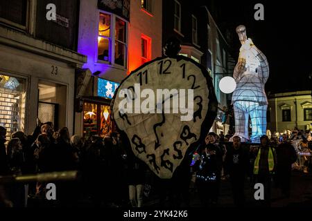 Die Prozession „Burning the Uhren“ führt die Teilnehmer mit Papier- und Weidenlaternen von der New Road zum Madeira Drive in Brighton. Die Windlichterparade markiert die Wintersonnenwende und den kürzesten Tag des Jahres. Das diesjährige Thema „Burning the Uhren“ lautete „Remembrance“. Laternen wurden durch die Straßen von Brighton an die Küste getragen, wo sie auf einen Scheiterhaufen gestapelt und verbrannt wurden, um das Jahresende zu markieren Stockfoto