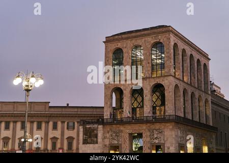 Mailand, Italien - 10. Oktober 2021: Blick auf das Arengario-Gebäude, Museo del Novecento von der Piazza del Duomo in Mailand, Italien Stockfoto