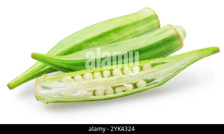 Satz okragrüner Samenschoten und Längsschnitt von Okraschoten und Scheiben isoliert auf weißem Hintergrund. Datei enthält Beschneidungspfade. Stockfoto