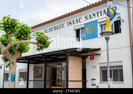 Los Arcos, Spanien – 25. Mai 2024: Die Front der Albergue Isaac Santiago auf dem Jakobsweg. Stockfoto