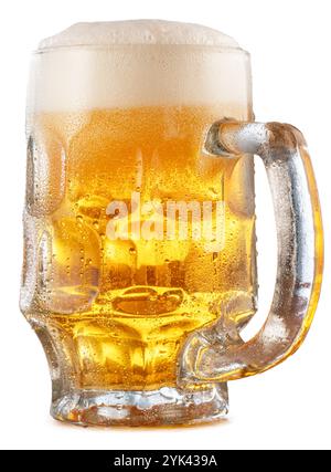 Glas Lagerbier Weißbier Schaum und Wassertropfen isoliert auf weißem Hintergrund. Datei enthält Beschneidungspfad. Stockfoto