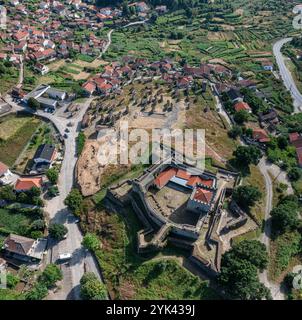 Drohnenblick auf das Schloss von Lindoso und die Kornspeicher, mittelalterliche Burg im Bezirk Viana do Castelo in Portugal. Stockfoto