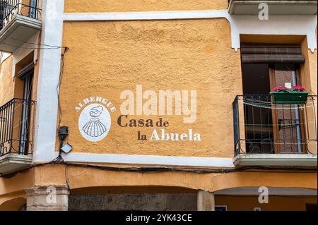 Los Arcos, Spanien, 25. Mai 2024: Das Schild für Casa de la Abuela albergue auf dem Camino. Stockfoto