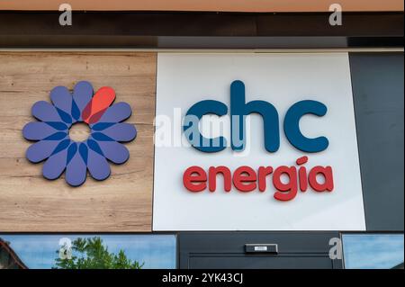 Los Arcos, Spanien – 25. Mai 2024: Das Schild für das Gas- und Stromunternehmen Los Arcos von CHC Energia in Nordspanien. Stockfoto