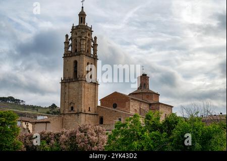 Los Arcos, Spanien – 25. Mai 2024: Der Glockenturm der Kirche Santa Maria de Arches. Stockfoto