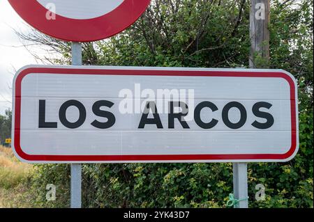 Los Arcos, Spanien – 25. Mai 2024: Das Straßenschild für Los Arcos in Nordspanien. Stockfoto