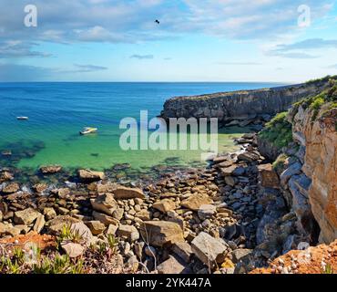 Felsige Küste, Ozean und Sonnenlicht scheint durch Wolkenlücken. Wunderschöner Natur Hintergrund. Stockfoto