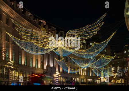 LONDON, Großbritannien – 15. NOVEMBER 2024: Die Weihnachtsbeleuchtung der Regent Street, bekannt als „Spirit of Christmas“, verfügt über 300.000 funkelnde Lichter Stockfoto