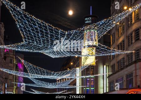 LONDON – 15. NOVEMBER 2024: Die Weihnachtsbeleuchtung an der Londoner Coventry Street zieht Tausende von Käufern während der Weihnachtszeit an und ist ein wichtiges Touristenziel Stockfoto