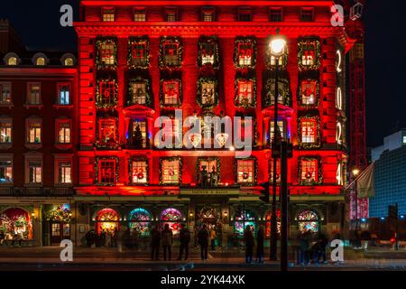 LONDON, Großbritannien - 15. NOVEMBER 2024: Fortnum and Mason ist weihnachtlich dekoriert. Gegründet 1707 von William Fortnum und Hugh Mason in Piccadilly London Stockfoto