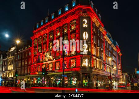 LONDON, Großbritannien - 15. NOVEMBER 2024: Fortnum and Mason ist weihnachtlich dekoriert. Gegründet 1707 von William Fortnum und Hugh Mason in Piccadilly London Stockfoto