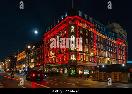 LONDON, Großbritannien - 15. NOVEMBER 2024: Fortnum and Mason ist weihnachtlich dekoriert. Gegründet 1707 von William Fortnum und Hugh Mason in Piccadilly London Stockfoto