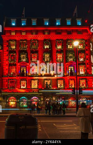 LONDON, Großbritannien - 15. NOVEMBER 2024: Fortnum and Mason ist weihnachtlich dekoriert. Gegründet 1707 von William Fortnum und Hugh Mason in Piccadilly London Stockfoto