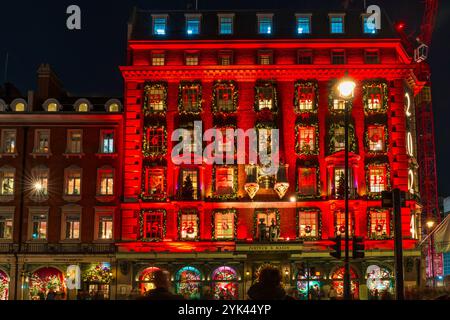 LONDON, Großbritannien - 15. NOVEMBER 2024: Fortnum and Mason ist weihnachtlich dekoriert. Gegründet 1707 von William Fortnum und Hugh Mason in Piccadilly London Stockfoto