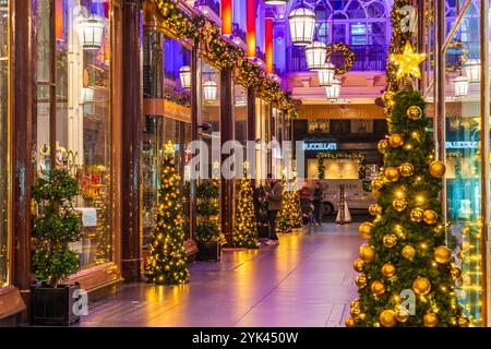 LONDON, Großbritannien - 15. NOVEMBER 2024: Die Royal Arcade wird zu Weihnachten dekoriert. Die Royal Arcade in Mayfair ist ein denkmalgeschütztes Einkaufszentrum aus viktorianischer Zeit Stockfoto