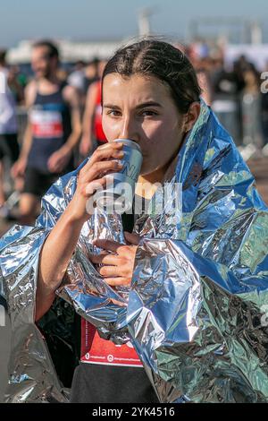 Righton, Großbritannien, 24. Februar 2019. Mehr als 12.000 Menschen, darunter Rollstuhlfahrer, nehmen am Brighton Half Marathon im Südosten Englands Teil. Das 13,1-Meilen-Rennen findet jährlich in Brighton statt, bei dem viele Teilnehmer Geld für verschiedene Zwecke und Wohltätigkeitsorganisationen sammeln. Die in Brighton ansässige Wohltätigkeitsorganisation „The Sussex Beacon“, die HIV-Erkrankte betreut, spielt eine wichtige Rolle bei der Organisation des Brighton Halbmarathons jedes Jahr Stockfoto