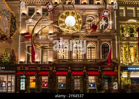 LONDON, Großbritannien - 15. NOVEMBER 2024: Cartier Flagship Store an der New Bond Street im Londoner West End ist weihnachtlich dekoriert. Der Luxus in Frankreich Stockfoto