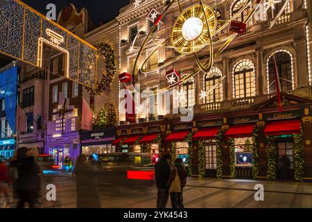 LONDON, Großbritannien - 15. NOVEMBER 2024: Cartier Flagship Store an der New Bond Street im Londoner West End ist weihnachtlich dekoriert. Der Luxus in Frankreich Stockfoto