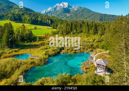 Zelenci Springs mit den Julischen Alpen im Hintergrund während des Sommers in Slowenien Stockfoto