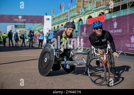 Righton, Großbritannien, 24. Februar 2019. Mehr als 12.000 Menschen, darunter Rollstuhlfahrer, nehmen am Brighton Half Marathon im Südosten Englands Teil. Das 13,1-Meilen-Rennen findet jährlich in Brighton statt, bei dem viele Teilnehmer Geld für verschiedene Zwecke und Wohltätigkeitsorganisationen sammeln. Die in Brighton ansässige Wohltätigkeitsorganisation „The Sussex Beacon“, die HIV-Erkrankte betreut, spielt eine wichtige Rolle bei der Organisation des Brighton Halbmarathons jedes Jahr Stockfoto