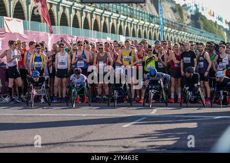 Righton, Großbritannien, 24. Februar 2019. Mehr als 12.000 Menschen, darunter Rollstuhlfahrer, nehmen am Brighton Half Marathon im Südosten Englands Teil. Das 13,1-Meilen-Rennen findet jährlich in Brighton statt, bei dem viele Teilnehmer Geld für verschiedene Zwecke und Wohltätigkeitsorganisationen sammeln. Die in Brighton ansässige Wohltätigkeitsorganisation „The Sussex Beacon“, die HIV-Erkrankte betreut, spielt eine wichtige Rolle bei der Organisation des Brighton Halbmarathons jedes Jahr Stockfoto