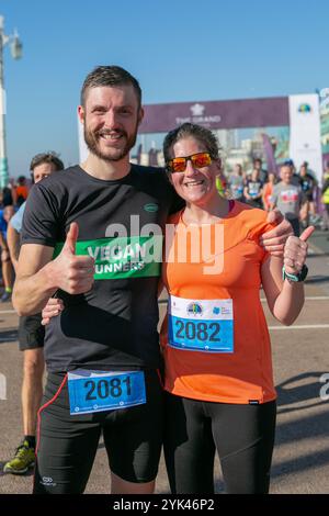 Righton, Großbritannien, 24. Februar 2019. Mehr als 12.000 Menschen, darunter Rollstuhlfahrer, nehmen am Brighton Half Marathon im Südosten Englands Teil. Das 13,1-Meilen-Rennen findet jährlich in Brighton statt, bei dem viele Teilnehmer Geld für verschiedene Zwecke und Wohltätigkeitsorganisationen sammeln. Die in Brighton ansässige Wohltätigkeitsorganisation „The Sussex Beacon“, die HIV-Erkrankte betreut, spielt eine wichtige Rolle bei der Organisation des Brighton Halbmarathons jedes Jahr Stockfoto