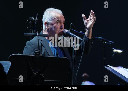 Madrid, Spanien. Februar 2022. Der Singer-Songwriter Victor Manuel während seines letzten Konzerts seiner Symphonietournee am 16. November 2024 im Teatro Real in Madrid. Quelle: SIPA USA/Alamy Live News Stockfoto