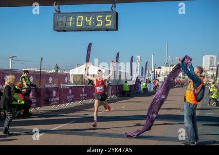 Righton, Großbritannien, 24. Februar 2019. Mehr als 12.000 Menschen, darunter Rollstuhlfahrer, nehmen am Brighton Half Marathon im Südosten Englands Teil. Das 13,1-Meilen-Rennen findet jährlich in Brighton statt, bei dem viele Teilnehmer Geld für verschiedene Zwecke und Wohltätigkeitsorganisationen sammeln. Die in Brighton ansässige Wohltätigkeitsorganisation „The Sussex Beacon“, die HIV-Erkrankte betreut, spielt eine wichtige Rolle bei der Organisation des Brighton Halbmarathons jedes Jahr Stockfoto