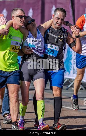 Righton, Großbritannien, 24. Februar 2019. Mehr als 12.000 Menschen, darunter Rollstuhlfahrer, nehmen am Brighton Half Marathon im Südosten Englands Teil. Das 13,1-Meilen-Rennen findet jährlich in Brighton statt, bei dem viele Teilnehmer Geld für verschiedene Zwecke und Wohltätigkeitsorganisationen sammeln. Die in Brighton ansässige Wohltätigkeitsorganisation „The Sussex Beacon“, die HIV-Erkrankte betreut, spielt eine wichtige Rolle bei der Organisation des Brighton Halbmarathons jedes Jahr Stockfoto