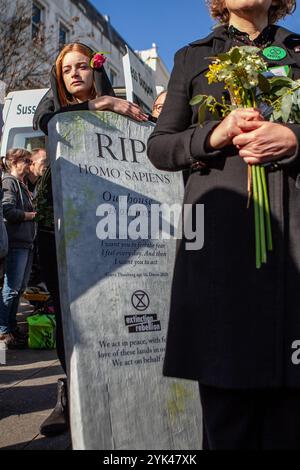 Righton, Großbritannien, 24. März 2019. Demonstranten marschieren durch das Zentrum der Stadt Brighton und halten eine Beerdigungsprozession für das Leben auf Erden ab. Die Veranstaltung wurde von der Brighton-Niederlassung der Extinction Rebellion organisiert, einer nationalen Bewegung, die den Klimawandel bekämpft und das Bewusstsein für das Artensterben durch den Anstieg der Erdtemperatur schärft. Die Gruppe ist der Ansicht, dass der Klimawandel eine beispiellose globale Notlage ist, die angegangen werden muss, bevor er zu spät wird. Während der Prozession wurde ein Sarg getragen, um an die tödlichen Auswirkungen des Klimawandels auf die Wildtiere zu erinnern. Die 11 Mour Stockfoto