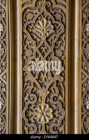 Detail eines geschnitzten Holztür Eingangs zu einem shah-i-zinda Mausoleum in Samarkand Stockfoto