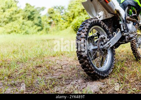 Nahaufnahme eines Dirt-Bike-Fahrers, der auf einer schroffen Strecke unterwegs ist und die Spannung und Intensität von Off-Road-Motorradsport und Abenteuersportarten erfasst Stockfoto