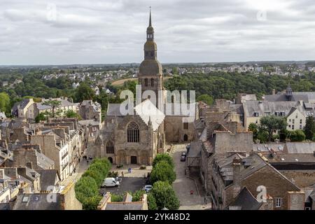 DINAN, FRANKREICH - 4. SEPTEMBER 2019: Dies ist ein Blick aus der Luft auf die mittelalterliche Basilika Saint-Sauveur. Stockfoto