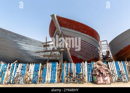 Trawler-Rümpfe, die im Fischereihafen Essaouira in Marokko gebaut oder gewartet werden Stockfoto