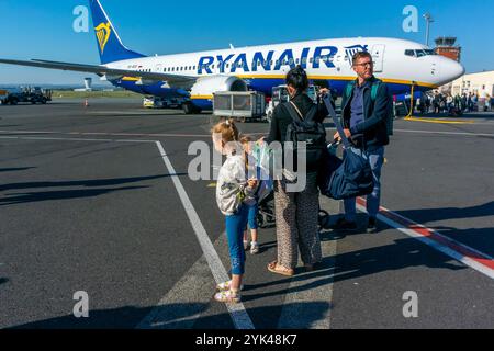 Warschau, Polen, Gruppenmenschen, Touristen, Junge Familie mit Kindern, Ausstieg, Flugzeug, vom Flughafen Modlin, Low Cost Travel, draußen auf dem Asphalt Stockfoto