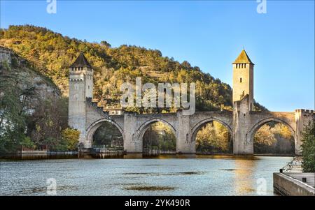 Cahors, Lot-Tal, Frankreich - 13. November 2024 - die berühmte Valantre-Brücke über den Lot-Fluss in der Stadt Cahors Stockfoto