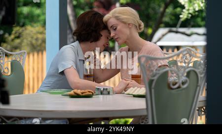 ANNE HATHAWAY und JESSICA CHASTAIN in MOTHER's INSTINCT (2024), Regie: BENOIT DELHOMME. Beschreibung: Freckle Films/ACE/Mosaic Media Group/versus Produktion/Album Stockfoto