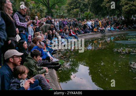 Der aufblasbare Mond des Künstlers Luke Jerram mit 7 Metern Durchmesser hängt während des Brighton Festivals über dem Teich im Queens Park in Brighton. Das beleuchtete Mondmodell ist eines von mehreren Exemplaren, die für Lukes temporäre Ausstellung die Welt bereisen. Es zeigt detaillierte NASA-Bilder der Mondoberfläche, wobei jeder Zentimeter der beleuchteten Kugel 5 km der Mondoberfläche repräsentiert. Die kostenlose Kunstveranstaltung ist Teil des Brighton Festivals, bei dem jährlich Kunst, Musik, Theater, Tanz, Zirkus, und Literatur, die in der Stadt Brighton und Hove während des Monats stattfindet Stockfoto