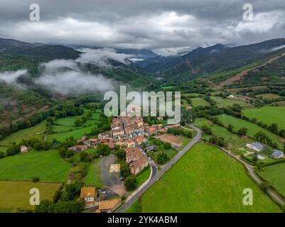 Aus der Vogelperspektive des Dorfes La Pobleta de Bellvei, im Tal Vall Fosca, zwischen Wolken und Nebel. Pallars Jussà, Lleida Catalonia, Spanien Pyrenäen Stockfoto