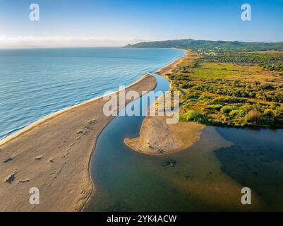 Aus der Vogelperspektive auf die Gola del Ter, die Mündung des Flusses Ter an einem Strand an der Costa Brava in der Empordà (Baix Empordà, Girona, Katalonien Spanien) Stockfoto